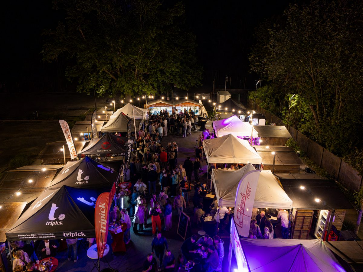 La foule conviviale en soirée — Geer